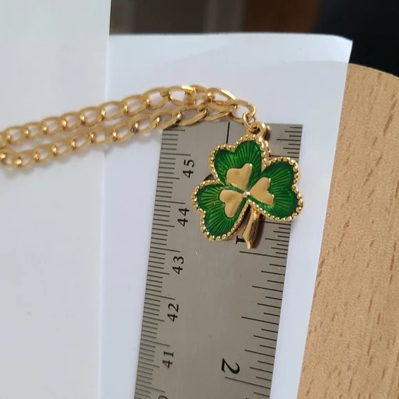 Vintage Avon Gold Tone Green Enamel Shamrock Clover Pendant Charm Chain Bracelet - Picture 9 of 9